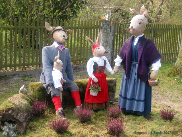 Hasenfamilie am Osterbrunnen in Gremsdorf OT Buch
