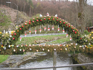 Osterbrunnen in Aufse